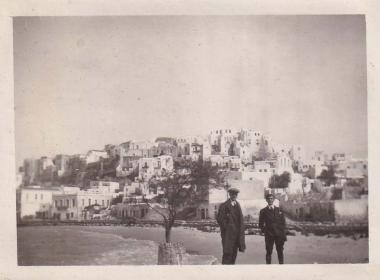 Δύο άνδρες στην παραλία μπροστά από τη Χώρα της Νάξου.