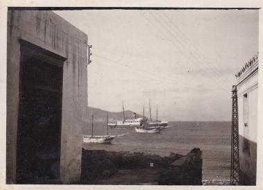 Καΐκια και πλοίο στη θάλασσα της Νάξου.