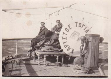 Δύο άνδρες στο κατάστρωμα του πλοίου 