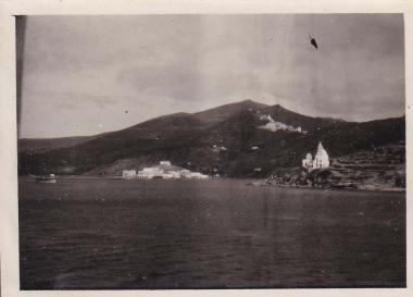 Άποψη οικισμών της Νάξου από τη θάλασσα.