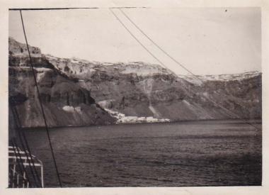 Σαντορίνη (Θήρα). Άποψη των Φηρών από τη θάλασσα.