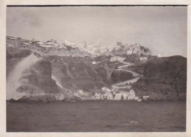 Σαντορίνη (Θήρα). Άποψη της Οίας από τη θάλασσα∙ διακρίνεται επίσης το Αμμούδι, ένα από τα λιμάνια του οικισμού.