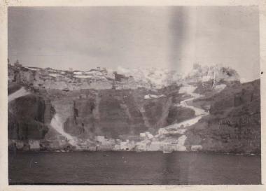 Σαντορίνη (Θήρα). Άποψη της Οίας από τη θάλασσα∙ διακρίνεται επίσης το Αμμούδι, ένα από τα λιμάνια του οικισμού.