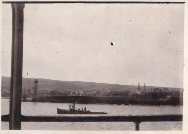 Το ενετικό λιμάνι με τον φάρο και μέρος της πόλης των Χανίων.