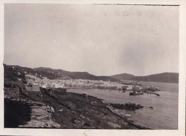 Άποψη της Χώρας της Μυκόνου από τα βόρεια∙ βάρκες και πλοίο στο λιμάνι.