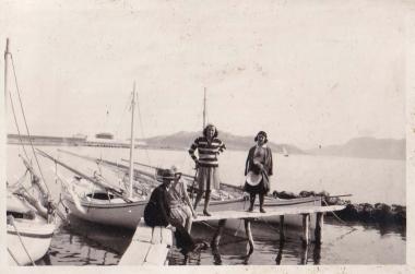 Γυναίκες σε πρόχειρη εξέδρα, δίπλα σε βάρκες, στη θάλασσα της Αίγινας.