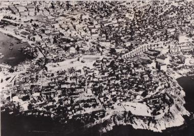 Αεροφωτογραφία της πόλης της Καβάλας την περίοδο του Εμφυλίου. Στα δεξιά διακρίνεται το υδραγωγείο (Καμάρες).