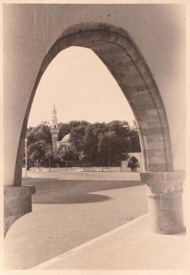 Άποψη της πόλης της Ρόδου, μέσα από ένα από τα τόξα του νομαρχιακού μεγάρου (πρώην Διοικητηρίου). Στο βάθος διακρίνεται το τζαμί Μουράτ Ρέις.