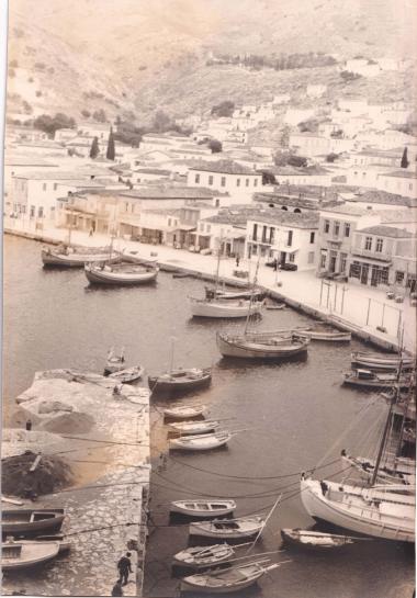 Άποψη του λιμανιού και του οικισμού της Ύδρας.