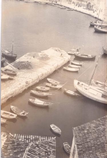 Βάρκες και καΐκια αγκυροβολημένα στο λιμάνι της Ύδρας.