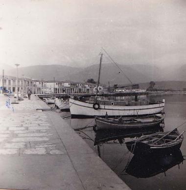 Βάρκες δεμένες στην προκυμαία του λιμανιού της Πεσσάδας στην Κεφαλονιά.