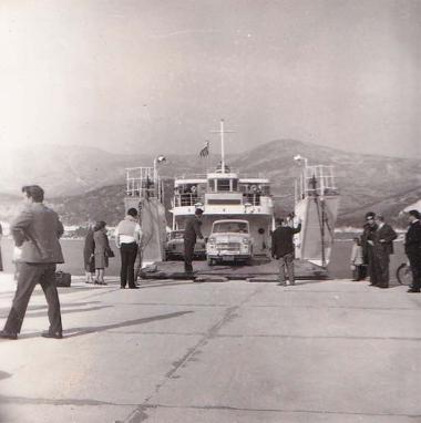 Αυτοκίνητο αποβιβάζεται από πορθμείο ανοικτού τύπου (οχηματαγωγό) στο λιμάνι της Πεσσάδας στην Κεφαλονιά.