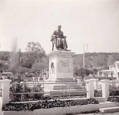 Ανδριάντας του κεφαλλονίτη εθνικού ευεργέτη Παναγή Βαλλιάνου (1814-1902) πάνω σε βάθρο, στην ομώνυμη πλατεία του Αργοστολίου.