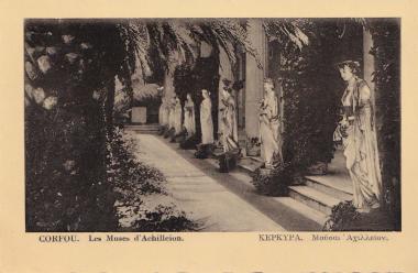 Κέρκυρα, Αχίλλειο. Τα αγάλματα των Μουσών στη μακρά πλευρά της στοάς στον Κήπο (ή Αίθριο) των Μουσών. Το ανάκτορο οικοδομήθηκε την περίοδο 1889-1891 για την αυτοκράτειρα της Αυστρίας Ελισάβετ (Σίσυ).