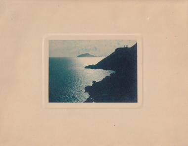 Άποψη του Σουνίου από τα ανατολικά. Πάνω δεξιά ο ναός του Ποσειδώνα και στο βάθος η νησίδα Αρχή.