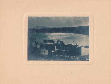 Άνδρας και βάρκες στην παραλία της Λούτσας.