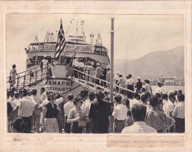 Επιβάτες μπροστά και πάνω στο πλοίο 