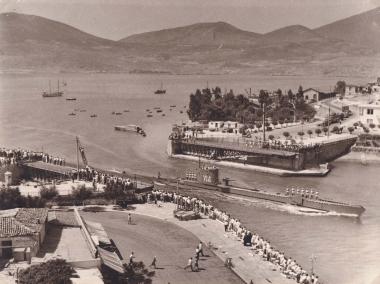 Υποβρύχιο του Πολεμικού Ναυτικού διασχίζει το στενό του Ευρίπου στη γέφυρα της Χαλκίδας. Πρόκειται για το σκάφος 