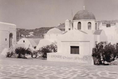 Ο ναός της Αγίας Μονής στην ομώνυμη πλατεία στη Χώρα της Μυκόνου.