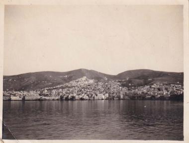 Πανοραμική άποψη της Ερμούπολης και της Άνω Σύρου από τη θάλασσα.