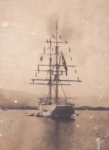 Ελληνικό ξύλινο ιστιοφόρο πλοίο με δύο ιστία.