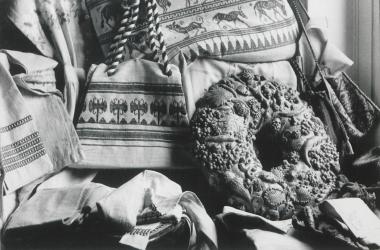 Κρητικά υφαντά και παραδοσιακό, στολισμένο, γιορτινό ψωμί (