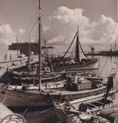 Καΐκια και βάρκες στο λιμάνι του Ηρακλείου∙ στο βάθος αριστερά ο Κούλες.