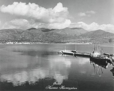 Πλοίο αραγμένο σε λιμάνι. Ο λογότυπος του φωτογράφου κάτω στο κέντρο.