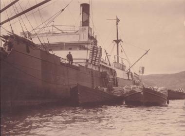 Λέμβοι φορτώνουν εμπορεύματα από πλοίο αγκυροβολημένο στην Καβάλα.