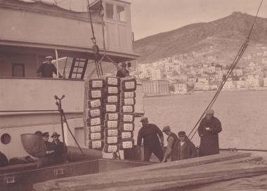 Πλοίο ξεφορτώνει εμπορεύματα στο λιμάνι της Καβάλας.