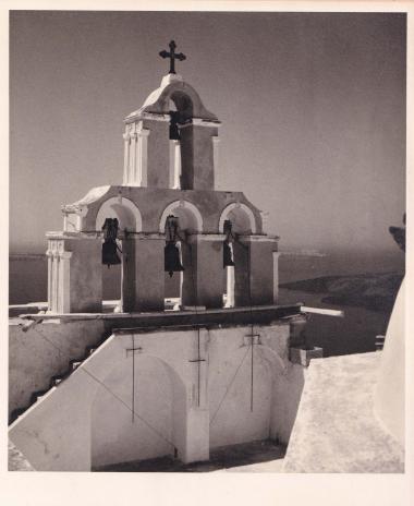 Καμπαναριό εκκλησίας στη Σαντορίνη.