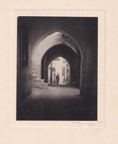 Δρόμος σε οικισμό της Θήρας (Σαντορίνης). Υπογεγραμμένη φωτογραφία του Νίκου Ζωγράφου, επικολλημένη σε χαρτόνι.