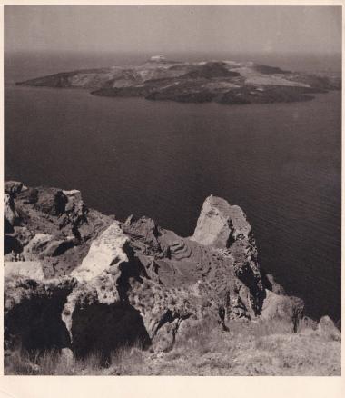 Θήρα (Σαντορίνη). Άποψη της καλντέρας, με τη Νέα Καμένη στο βάθος.