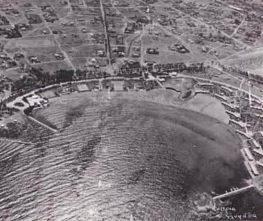 Αεροφωτογραφία της παραλίας στα Αστέρια της Γλυφάδας.