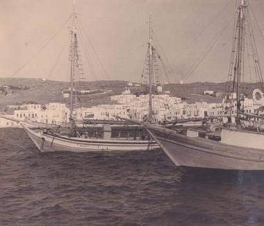 Καΐκια αγκυροβολημένα στο λιμάνι της Μυκόνου.