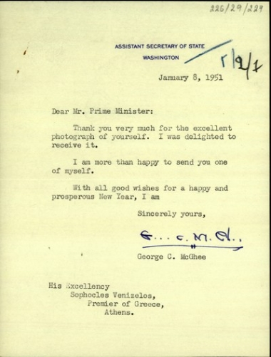 Επιστολή του υφυπουργού Εξωτερικών των ΗΠΑ, George C. McGhee, προς τον Σ. Βενιζέλο με την οποία τον ευχαριστεί για τη φωτογραφία του που του απέστειλε και τον ενημερώνει για την αποστολή μιας δικής του φωτογραφίας.