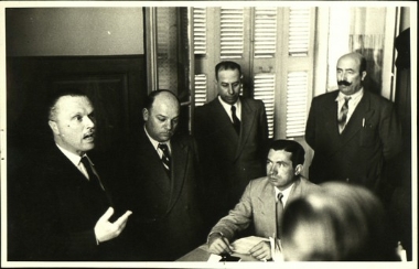 Ο Σ. Βενιζέλος και ο Υπουργός Εμπορικής Ναυτιλίας, Μαρινάκης στο Εργατικό Κέντρο Πειραιά.