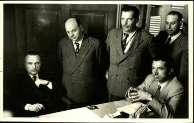 Ο Σ. Βενιζέλος και ο Υπουργός Ναυτιλίας της Ελλάδας, Μαρινάκης στο Εργατικό Κέντρο Πειραιά.