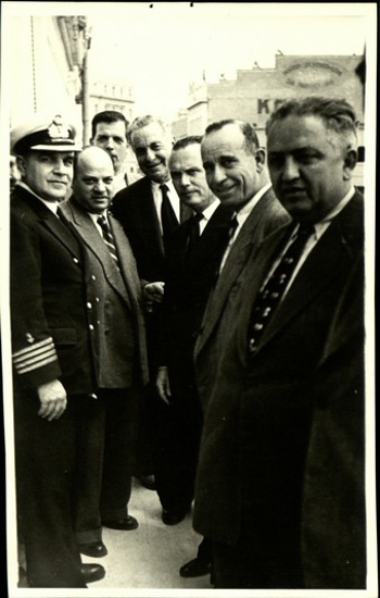 Ο Σ. Βενιζέλος και ο Υπουργός Ναυτιλίας της Ελλάδας, Μαρινάκης στο Εργατικό Κέντρο Πειραιά.