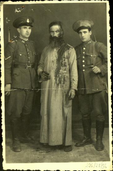 Φωτογραφία του τραυματισμένου αρχιμανδρίτη Ιάκωβου Δεληγιαννάκη το Νοέμβριο του 1944.