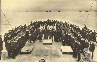 (Το πλήρωμα του Αβέρωφ κατά την προσευχή)