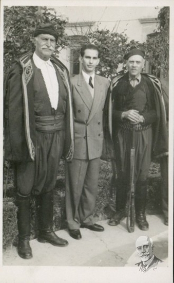 Ο Λευτέρης Βενιζέλος στην Οικία Βενιζέλου στη Χαλέπα με τον καπετάν-Βότση από το Ροδάκινο στα δεξιά και συναγωνιστή του Βενιζέλου από τα χρόνια του Θερίσου στα αριστερά.