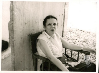 Η Κάθριν Βενιζέλου, σύζυγος του Σοφοκλή, φιλοξενούμενη στην Ύδρα.