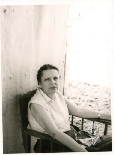 Η Κάθριν Βενιζέλου, σύζυγος του Σοφοκλή, φιλοξενούμενη στην Ύδρα.