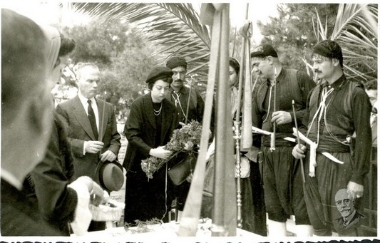 Ο Σοφοκλής Βενιζέλος με τη Λίλη Βενιζέλου καταθέτουν στεφάνι στο μνημόσυνο του Ελευθερίου Βενιζέλου στα Χανιά.