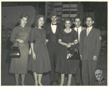 Η Μαρίκα και ο Λευτέρης Βενιζέλου με τον Louis Jourdan κ.α. στα παρασκήνια.