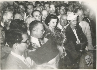 Προεκλογική ομιλία του Σοφοκλή Βενιζέλου. Διακρίνονται ο Λευτέρης, η Μαρίκα και η Κάθριν Βενιζελου.