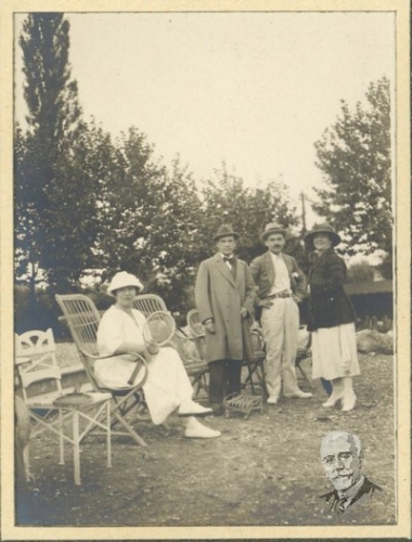 Ο Κυριάκος Βενιζέλος σε παιχνίδι τένις με φιλική συντροφιά.