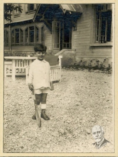 Ο Λευτέρης Βενιζέλος σε παιδική ηλικία με ρακέτα του τένις.