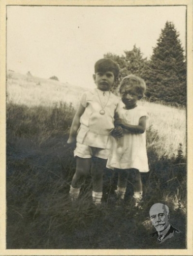 Ο Λευτέρης Βενιζέλος σε παιδική ηλικία με φιλική συντροφιά.